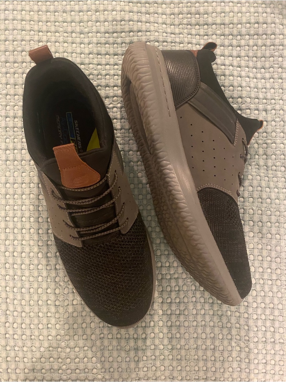 SKECHERS Classic Fit Air-Cooled Memory Foam w/ Gogamat Arch. NEW w/out Tags.
